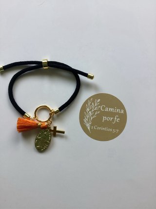 Pulsera artesanal con dijes religiosos