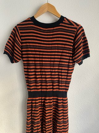 Vestido de rayas naranja y negro