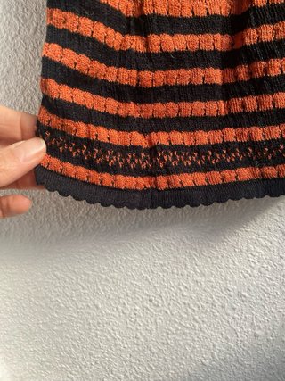 Vestido de rayas naranja y negro