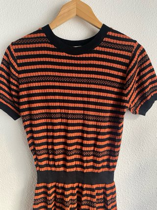 Vestido de rayas naranja y negro
