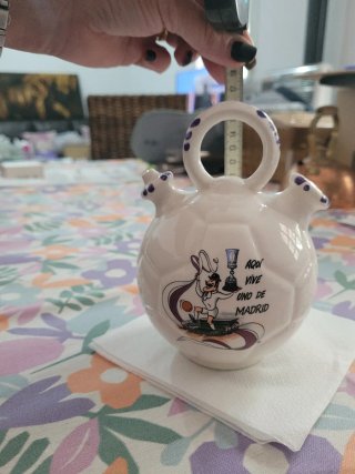 Botijo  de ceramica "Aquí vive uno de Madrid"