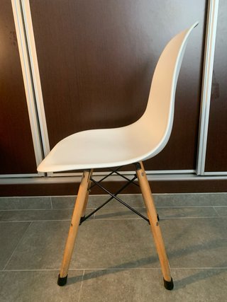 Silla blanca y madera