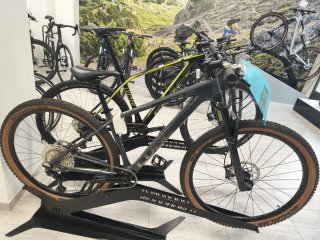 Bicicleta Cube Reaction C:62 Pro Carbono