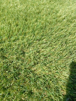 Césped artificial verde