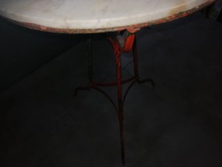 Tavolo da bar in ferro e marmo rosso