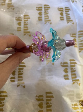 Bolígrafo con cuentas y adornos florales