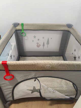 Parque infantil con estrellas y ardilla