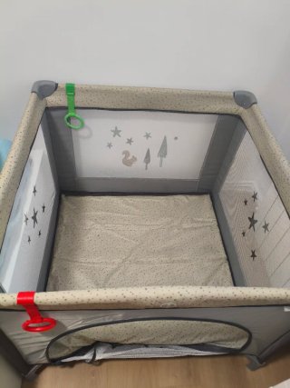 Parque infantil con estrellas y ardilla