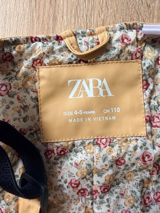 Peto impermeable engomado Zara