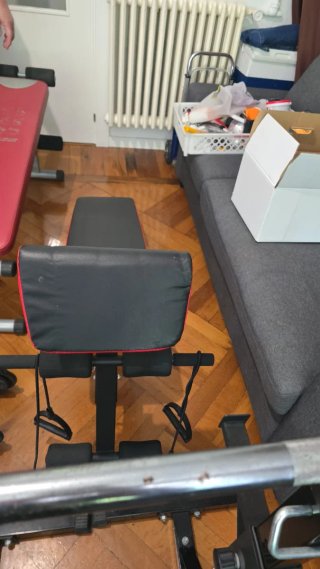 Banco de musculación y pesas