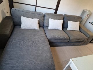 Sofá modular gris con chaiselong
