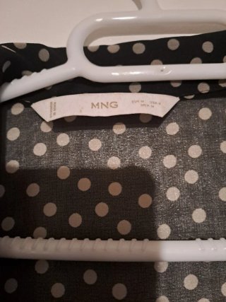 Camisa de lunares MANGO Talla M.