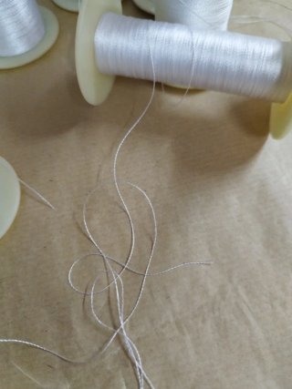 Hilos de bordar blancos