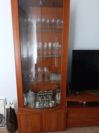 Mueble de comedor madera y cristal. Mueble bar