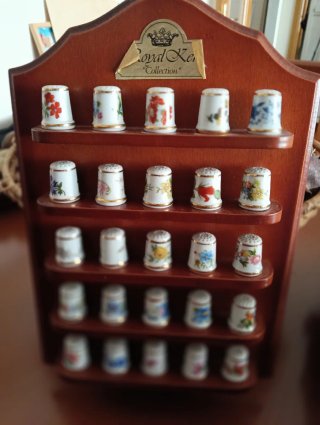 Collezione di ditali in porcellana