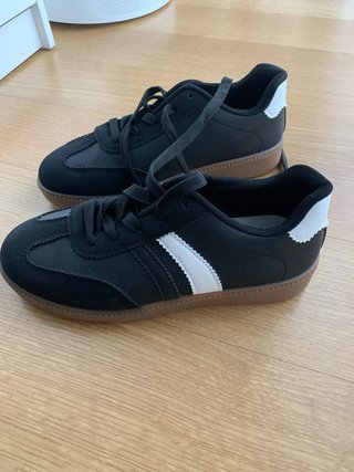 Zapatillas Adidas Negras y Blancas