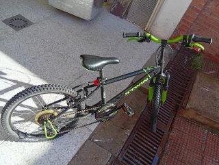 Bicicleta B-Twin Negra y Verde