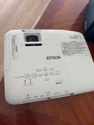 Proyector Epson EB-S18 H552B usado una vez.