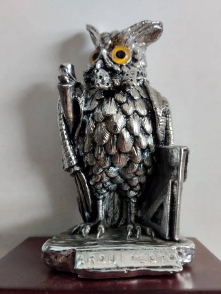 Figure di gufi medico e architetto. Argento bilaminado