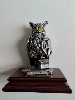 Figure di gufi medico e architetto. Argento bilaminado