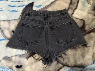 Pantalón corto vaquero roto