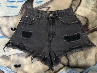 Pantalón corto vaquero roto