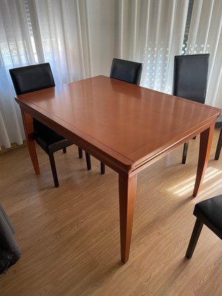 Mesa de comedor de madera
