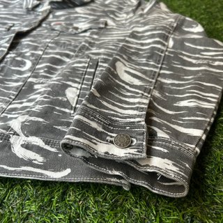 Chaqueta Guess Estampado Cebra Gris y Blanco