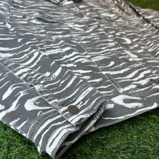 Chaqueta Guess Estampado Cebra Gris y Blanco