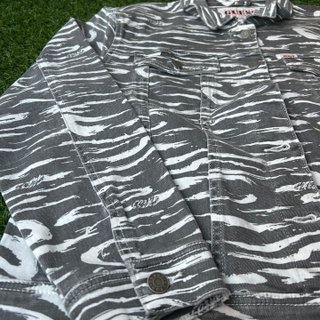 Chaqueta Guess Estampado Cebra Gris y Blanco