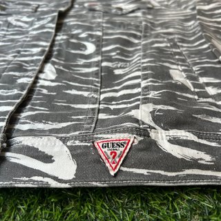 Chaqueta Guess Estampado Cebra Gris y Blanco