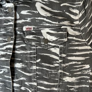 Chaqueta Guess Estampado Cebra Gris y Blanco