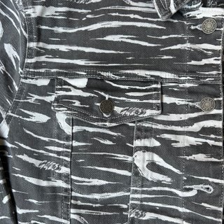 Chaqueta Guess Estampado Cebra Gris y Blanco