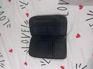Cartera negra Stradivarius