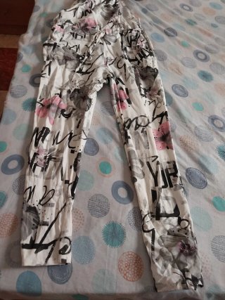 Mono estampado flores y letras