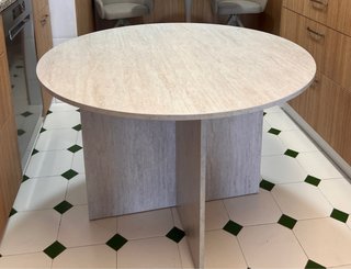 Mesa de comedor Ø110 color travertino (de Jysk)
