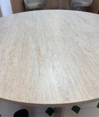 Mesa de comedor Ø110 color travertino (de Jysk)