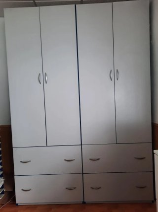 Armario blanco grande y espacioso