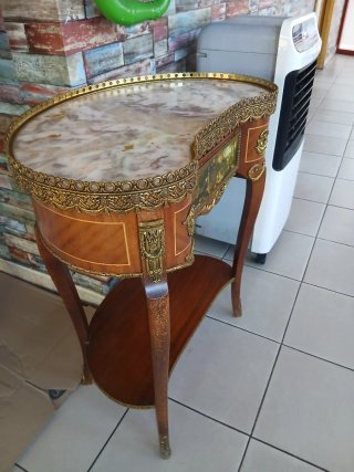 Mesita de madera con mármol y detalles dorados