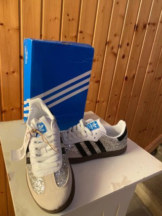 Zapatillas Adidas Blancas y Plateadas talla 39