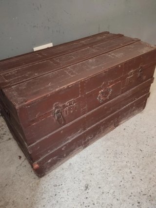 Baúl de viaje antiguo madera y metal