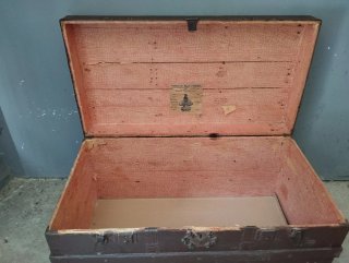 Baúl de viaje antiguo madera y metal