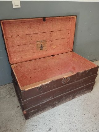 Baúl de viaje antiguo madera y metal
