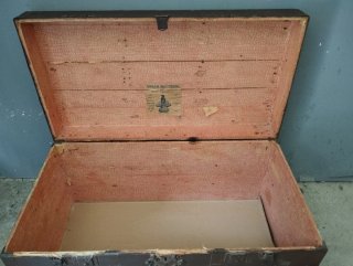 Baúl de viaje antiguo madera y metal