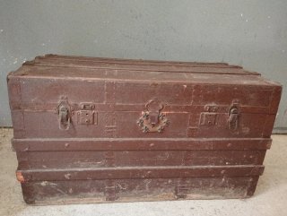 Baúl de viaje antiguo madera y metal