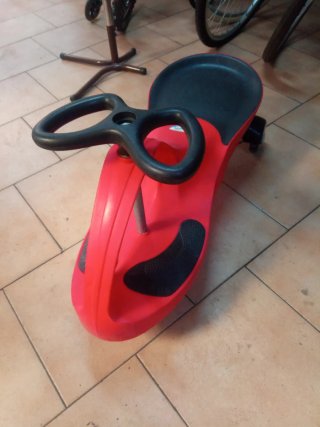 Patinete infantil rojo con volante