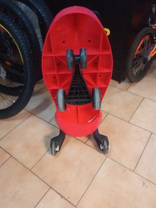 Patinete infantil rojo con volante