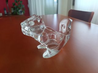 Ardilla de cristal decorativa