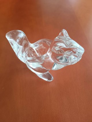 Ardilla de cristal decorativa