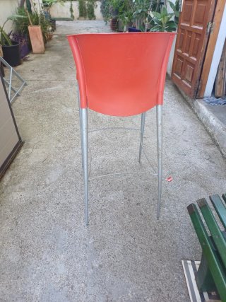 Taburete de barra rojo y gris